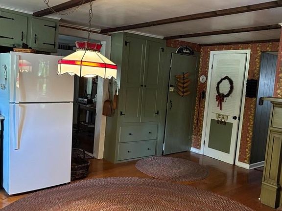 4th image of 585 Meadow Rd