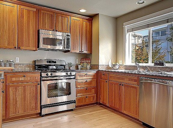 3rd image of 2337B Yale Ave E