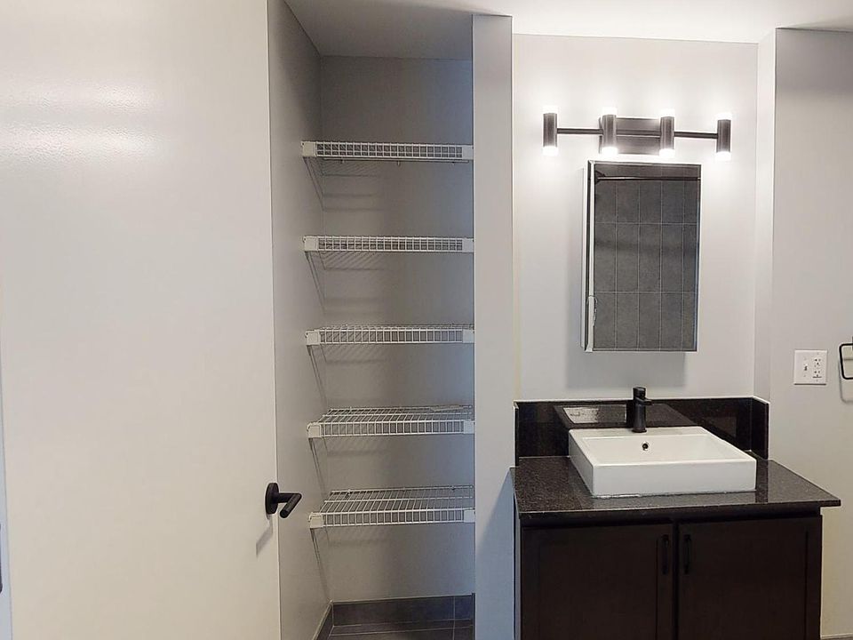 1st image of 219 N Wells St #1401