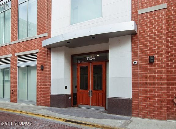 2nd image of 1124 Lake St Unit 504