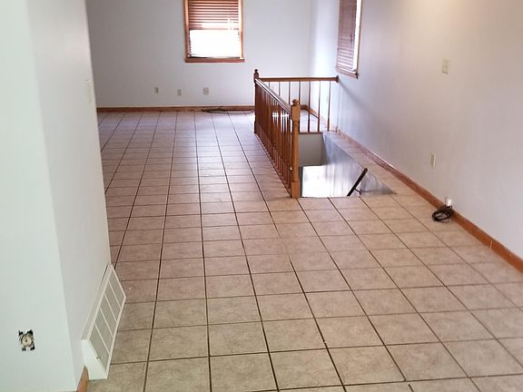 3rd image of 800 Larchmont Dr
