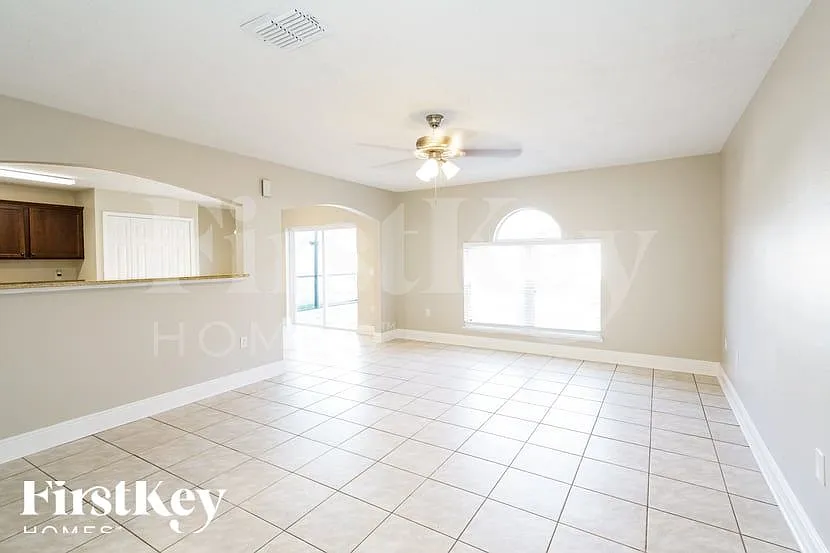 4 bed, 2.5 bath, 1927 sqft, $2,575 — Photo 2