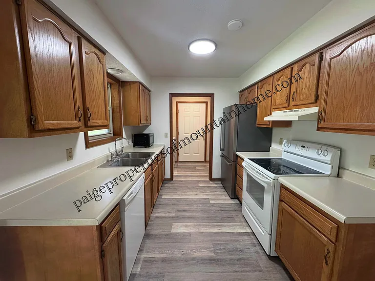 313 Bomber Blvd — Photo 9