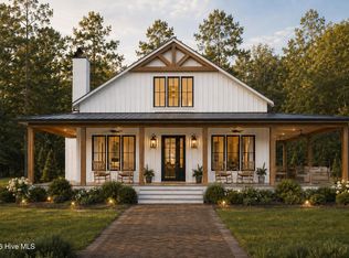 Pine St, Lake Waccamaw, NC 28450