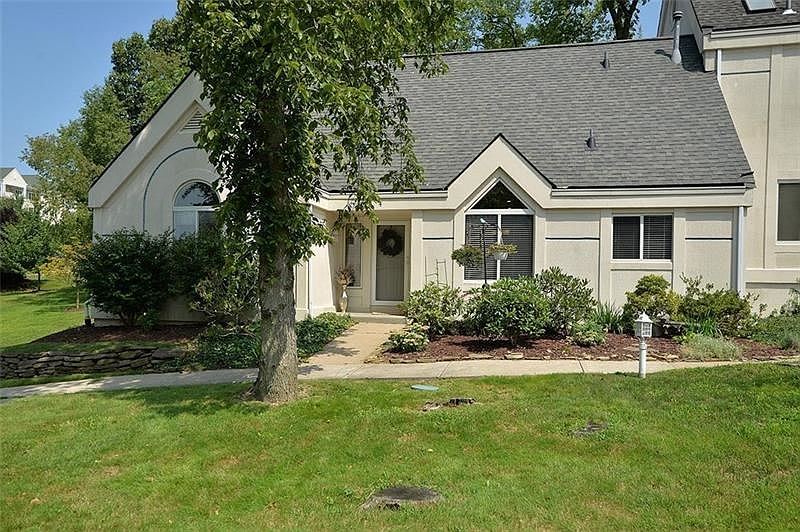 1st image of 4 Ridgemead Fields Dr