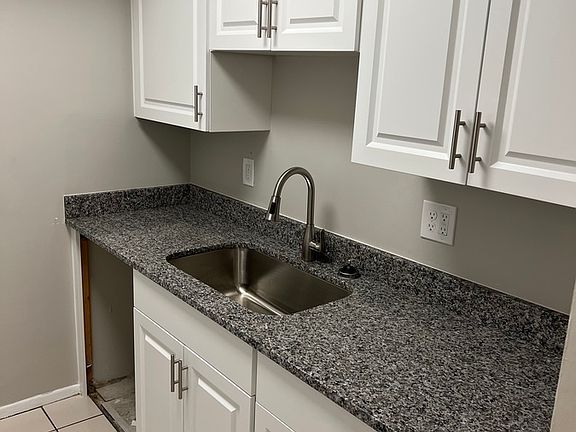 5th image of 3322 Camelot Dr #C7