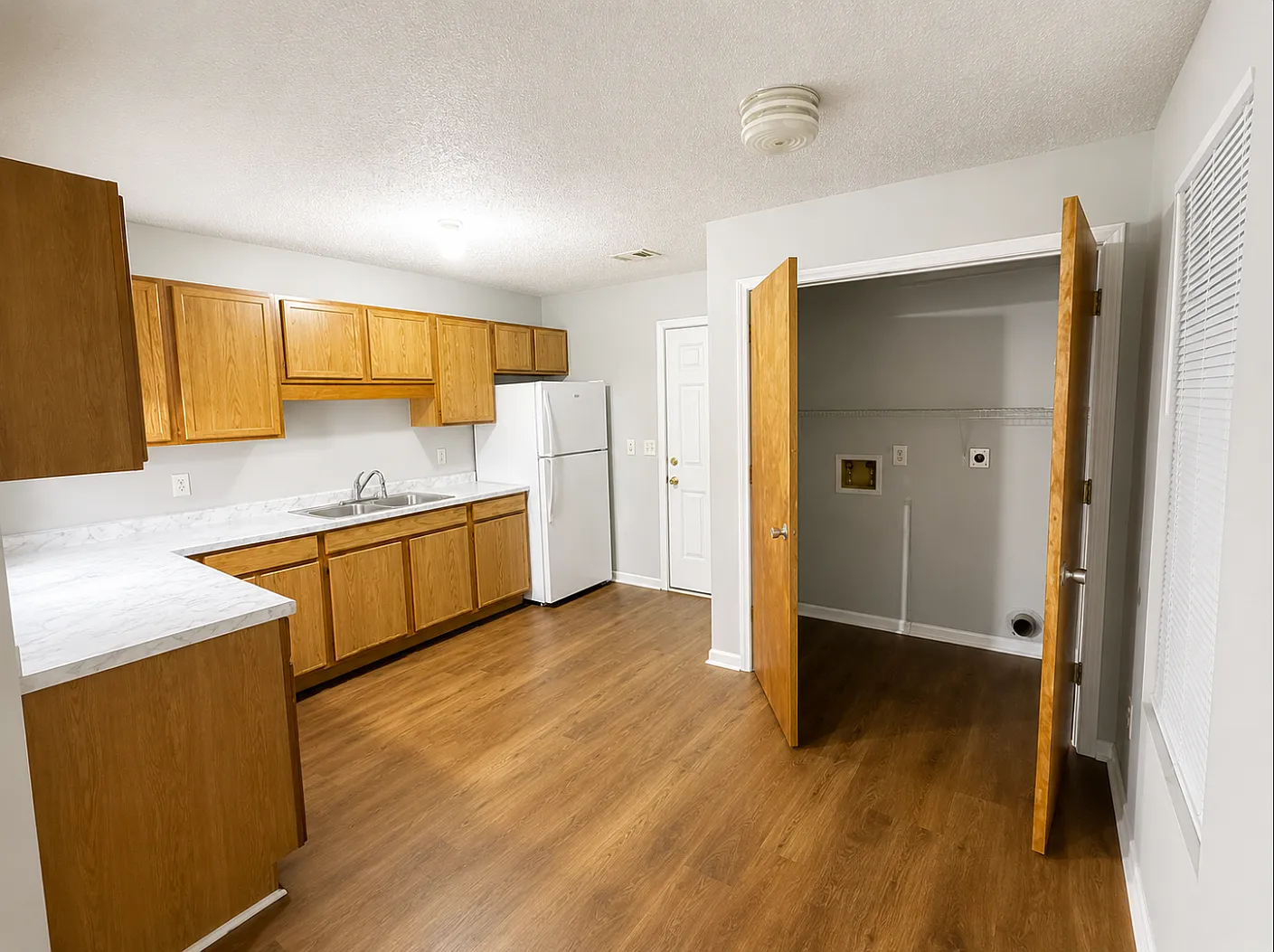 3 bed, $995 — Photo 2
