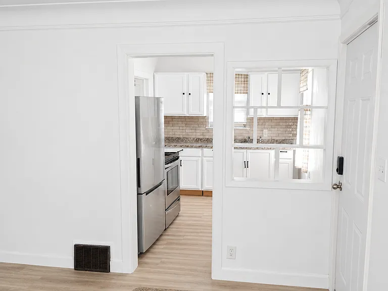 19315 Carrie St — Photo 2