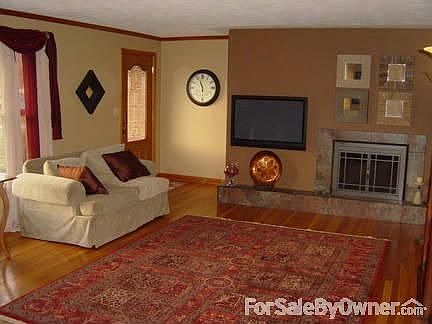 Entry/Living Room