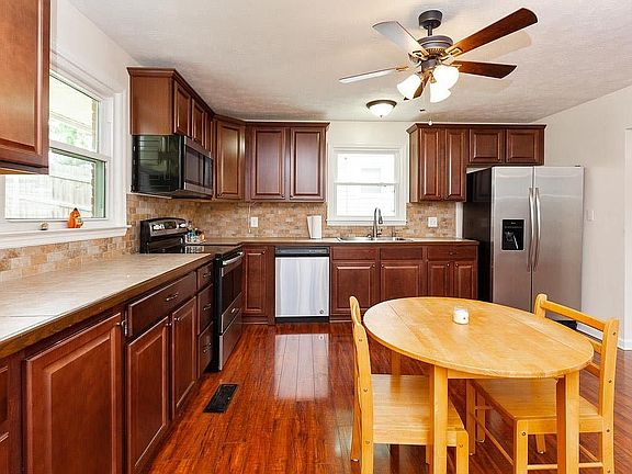 5th image of 321 River Dr