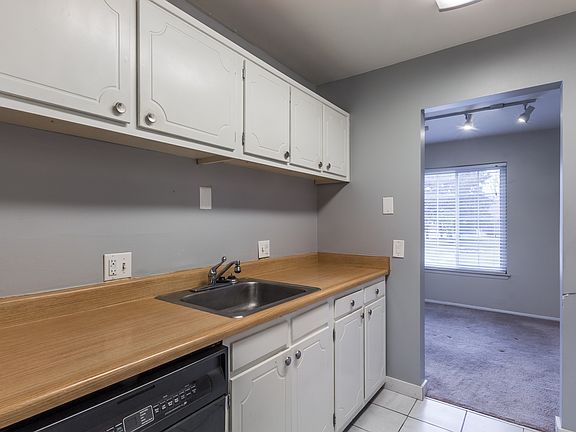 4th image of 665 E Fox Hills Dr