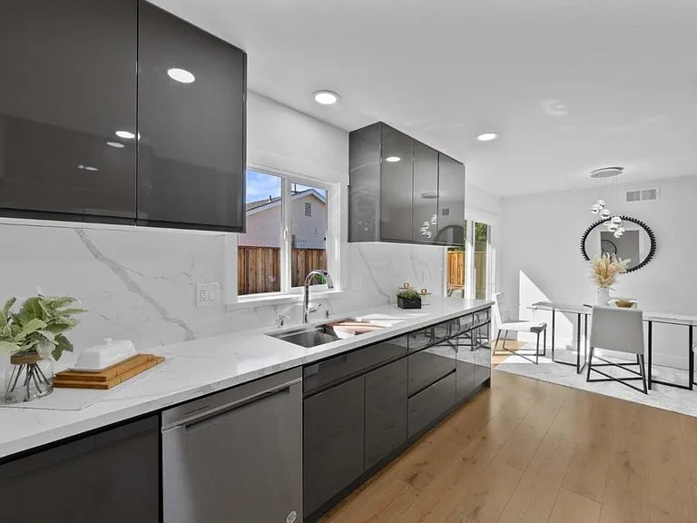 3905 Stanford Way — Photo 4