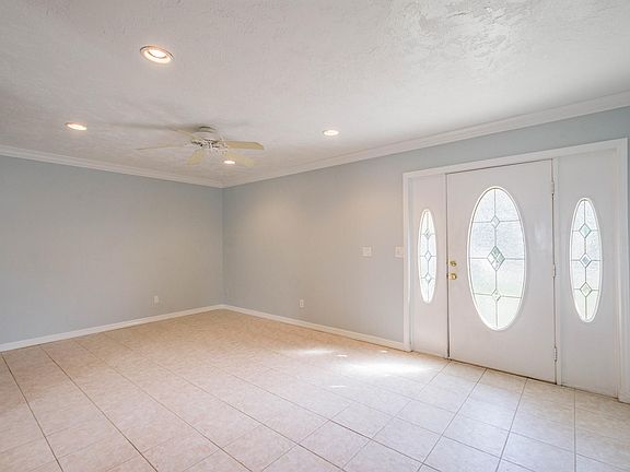 3rd image of 815 Poinsettia Ave
