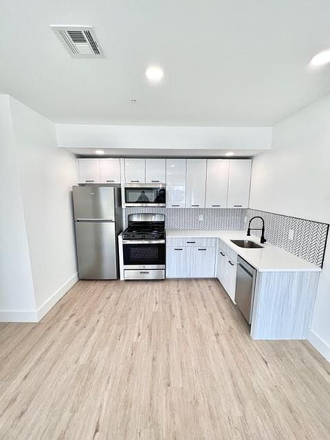 1st image of 205 Mount Vernon Ave Unit 202
