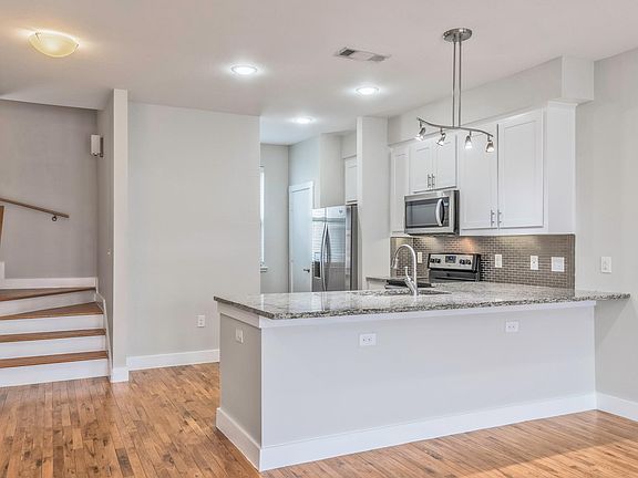 3rd image of 6051 Ross Ave #140