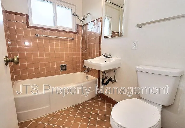 4439 V St #5 — Photo 9