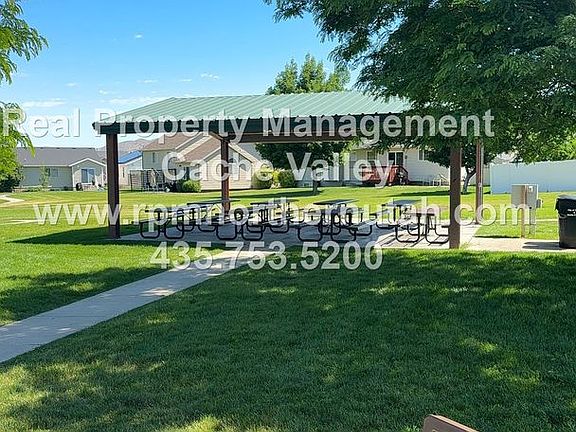 3rd image of 450 Maple Cir