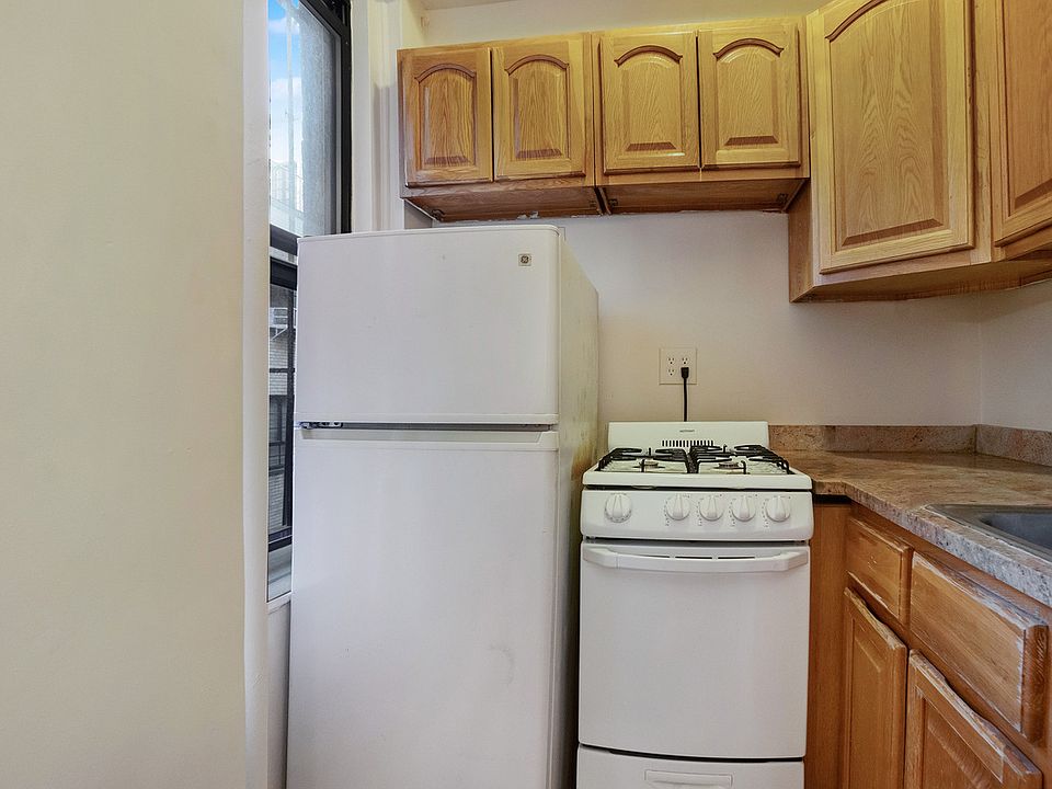 2nd image of 201 E 35th St #8GG