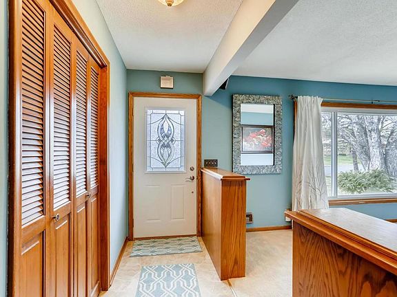 4th image of 991 Pandora Dr NE