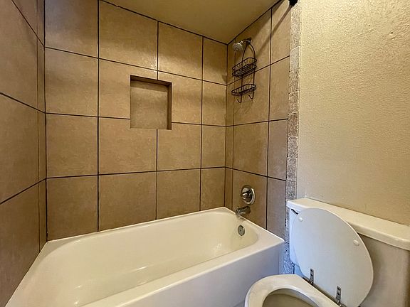 5th image of 4707 Hemlock Ln