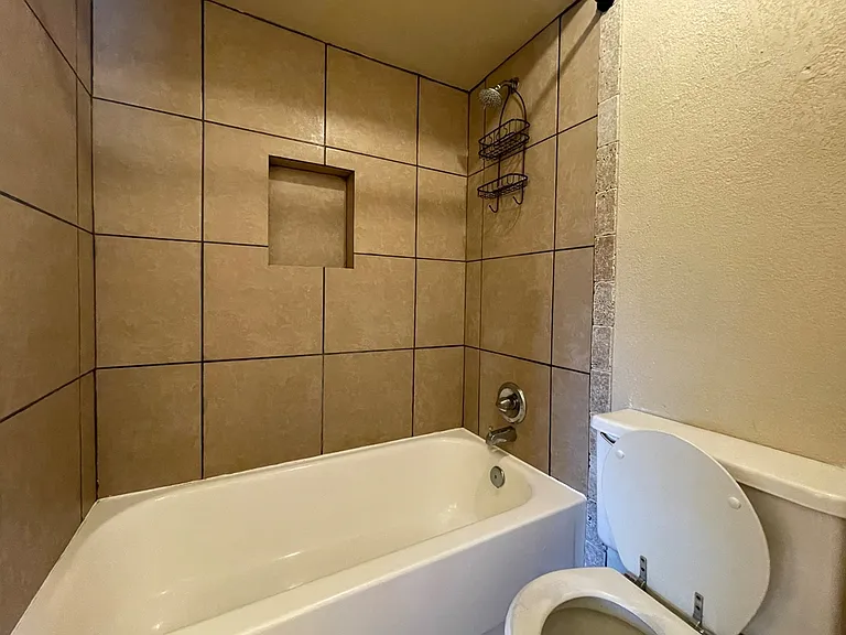 4707 Hemlock Ln — Photo 2