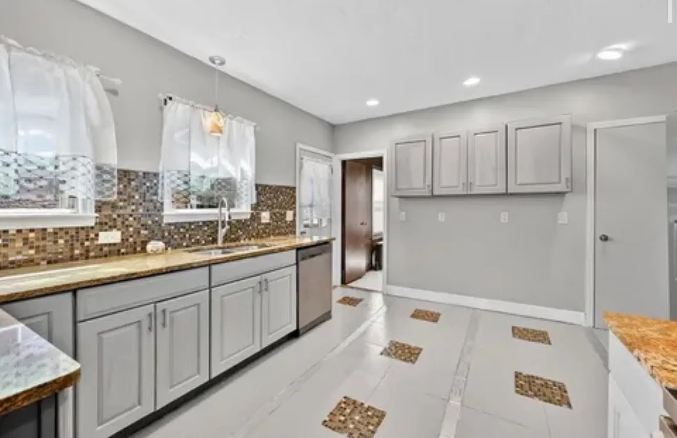 4 bed, $2,300 — Photo 4