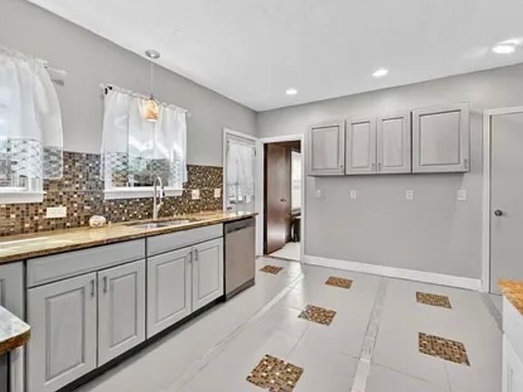 4th image of 850-852 Sumner Ave #1