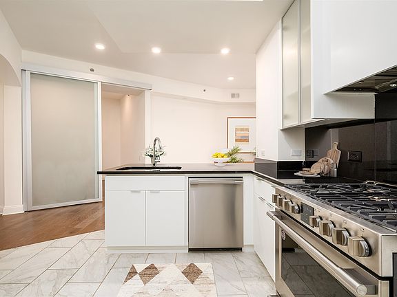 4th image of 717 Riverside Dr #1108