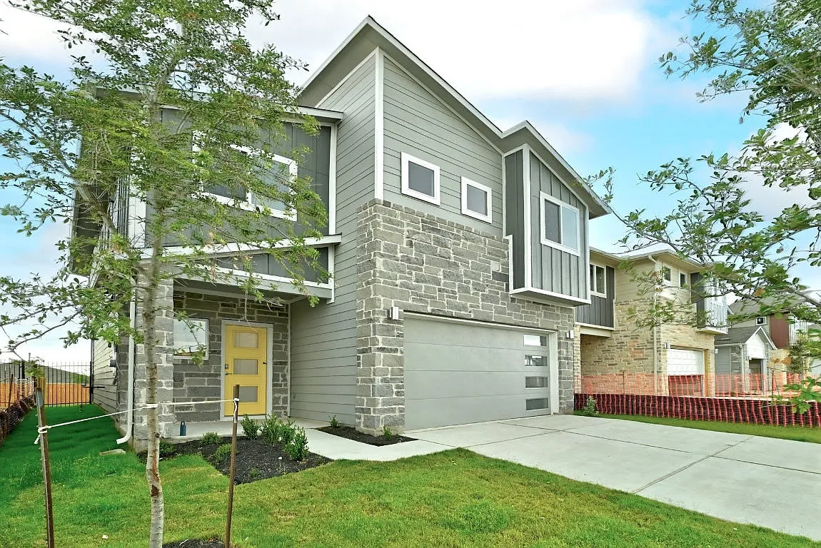 4 bed, 2.5 bath, 2381 sqft, $1,150 — Photo 1