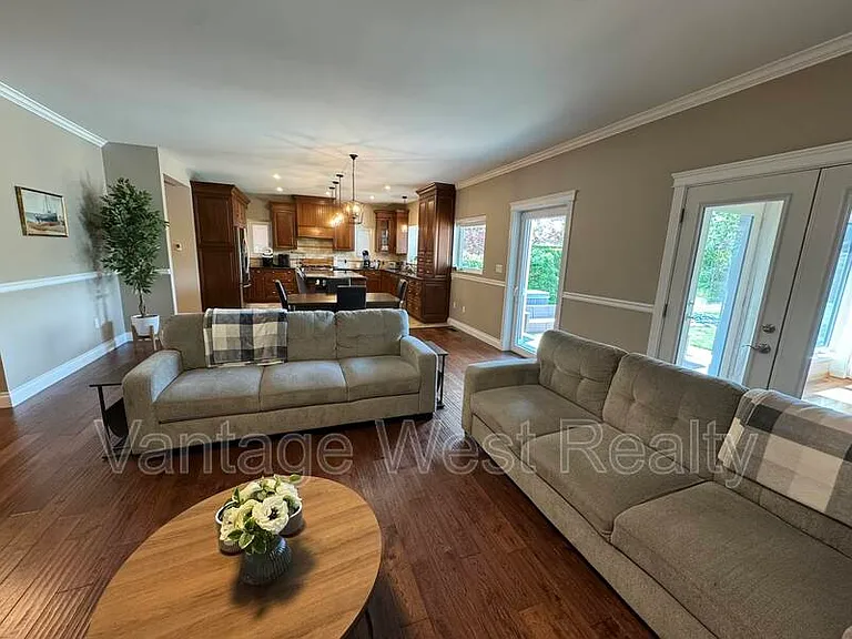 1556 Pritchard Dr — Photo 8