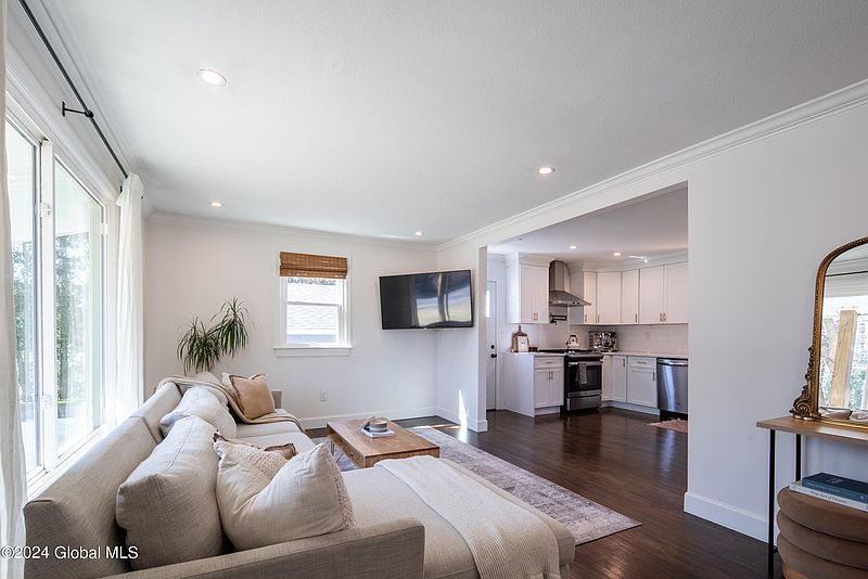 4th image of 1555 Crescent Road