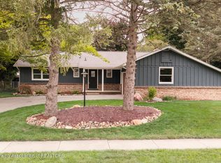 1064 Woodside Dr, Haslett, MI 48840