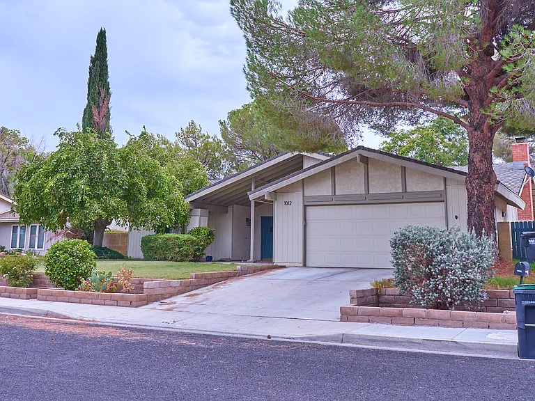 1012 Scott St — Photo 3