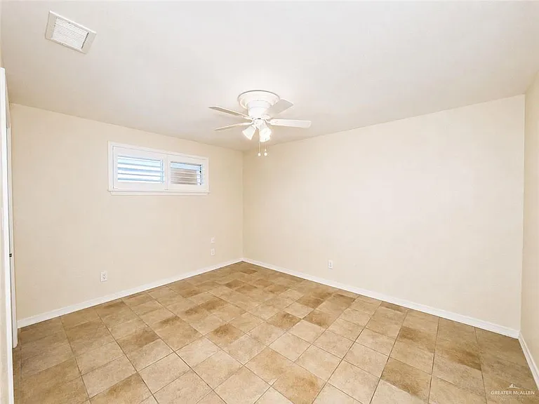 1303 W 3rd St — Photo 14