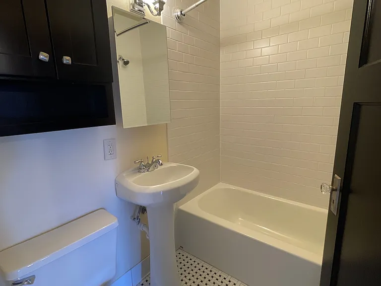 Chateau Apartments — Photo 16