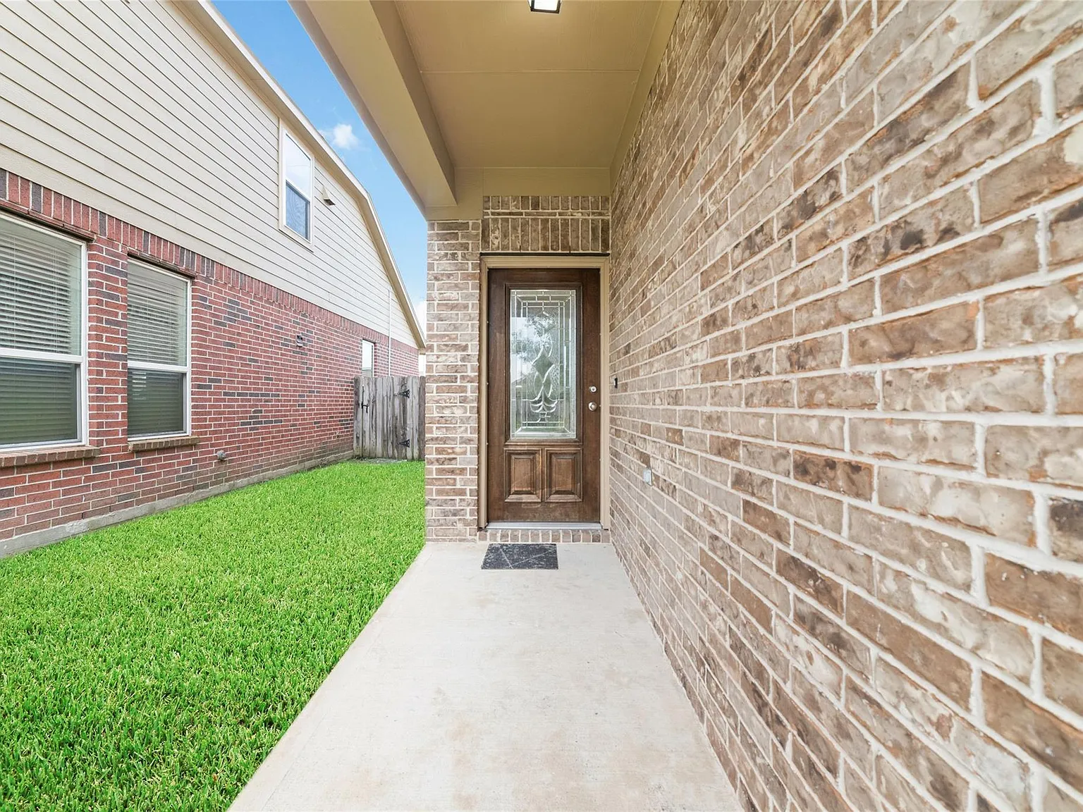 4 bed, 3.0 bath, 2476 sqft, $2,600 — Photo 2