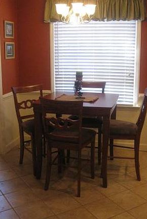 Sunny Dine-In Kitchen!