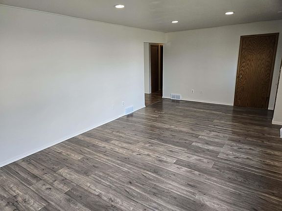 4th image of 215 Center St