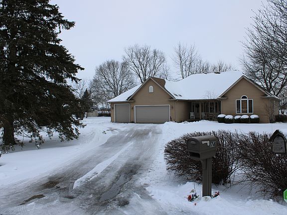 3rd image of 74 Edgebrook Dr Unit 2