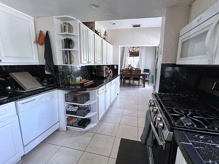 2040 NE 183rd St — Photo 42