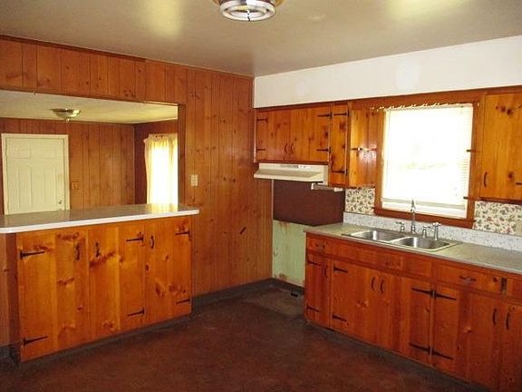 2nd image of 110 E Circle Dr