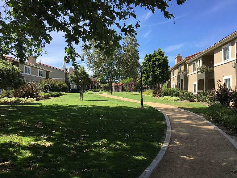 Path to La Jolla Colony private park