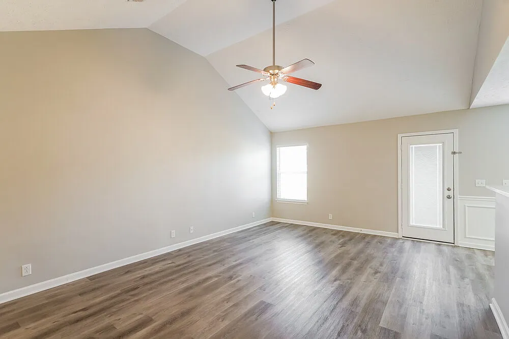 3 bed, 2.0 bath, 1357 sqft, $2,610 — Photo 4
