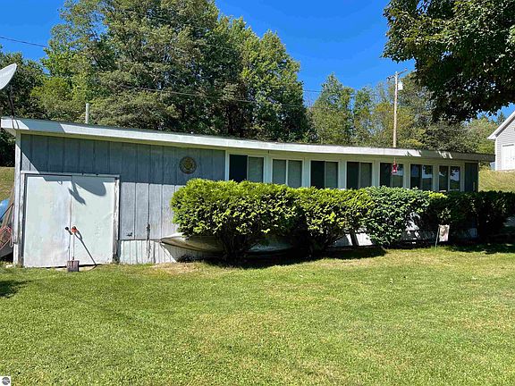 5th image of 625 Arbutus Dr