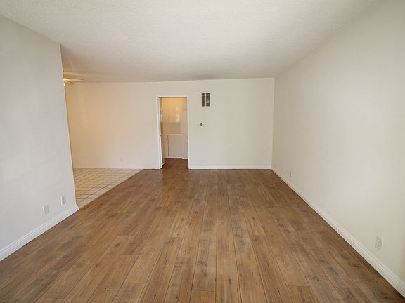4th image of 1036 N Crescent Heights Blvd