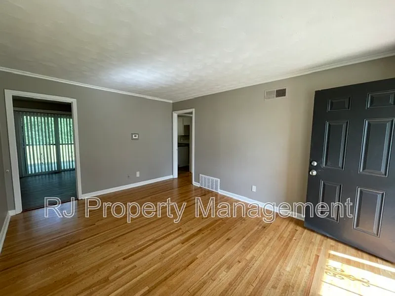 3 bed, 1.5 bath, 1235 sqft, $1,295 — Photo 4