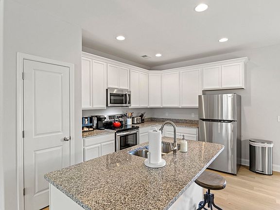 4th image of 125 Creekland Way