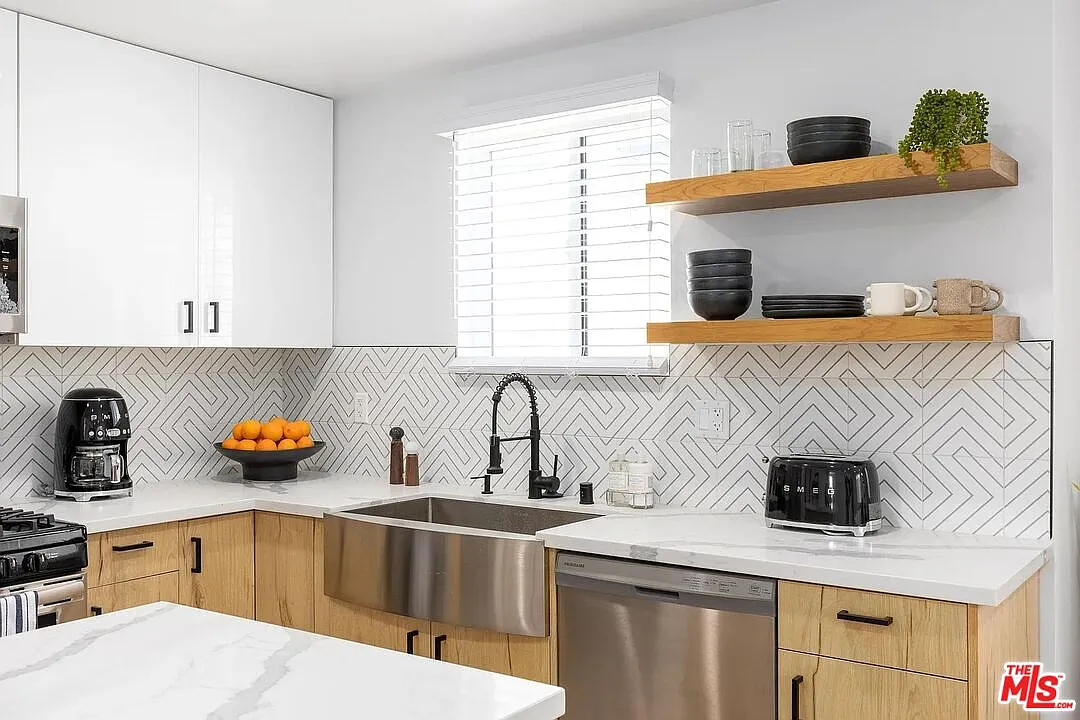 3 bed, 2.0 bath, 1310 sqft, $4,150 — Photo 4