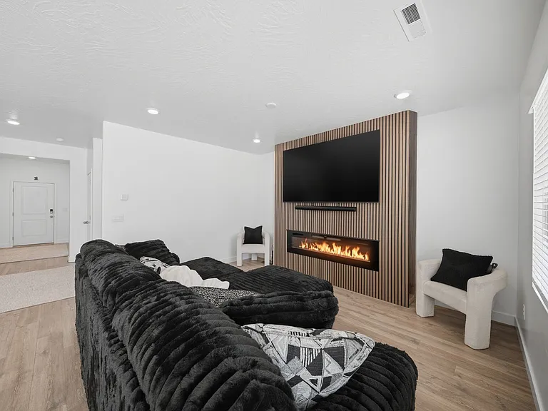 1677 S Cedar Mesa Dr — Photo 2