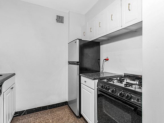 5th image of 40 Sutton Pl #2DE